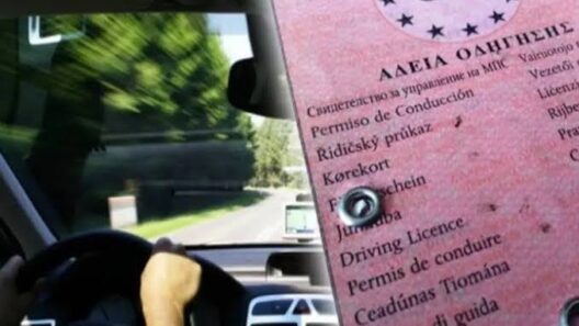 Μια ελληνική άδεια οδήγησης μπροστά από ένα τιμόνι αυτοκινήτου σε …