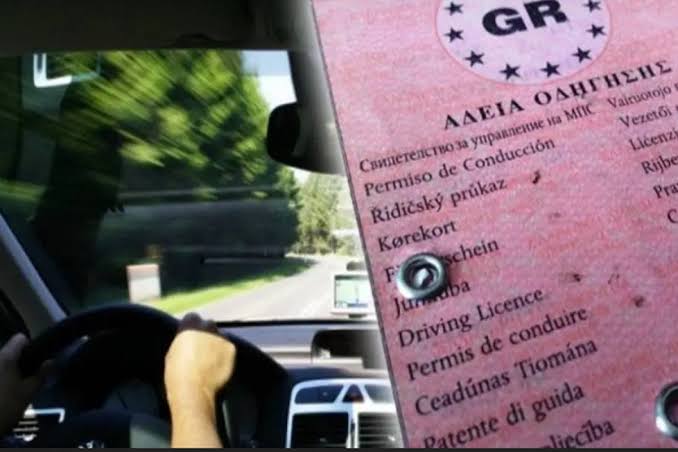 Αχαΐα: Οδηγούσε χωρίς δίπλωμα, πινακίδες και άδεια κυκλοφορίας 4 Μια ελληνική άδεια οδήγησης μπροστά από ένα τιμόνι αυτοκινήτου σε …