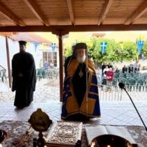 Καλάβρυτα: Με απόφαση του δεσπότη έξω από τον ανασφαλή ναό οι Ακολουθίες για της Παναγίας ΦΩΤΟ 1 Ο δεσπότης Καλαβρύτων με λευκή γενειάδα και χρυσά άμφια τελεί ακολ…