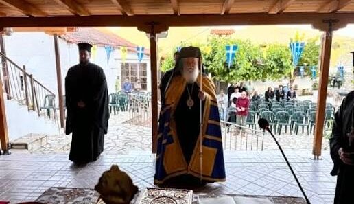 Καλάβρυτα: Με απόφαση του δεσπότη έξω από τον ανασφαλή ναό οι Ακολουθίες για της Παναγίας ΦΩΤΟ 14 Ο δεσπότης Καλαβρύτων με λευκή γενειάδα και χρυσά άμφια τελεί ακολ…