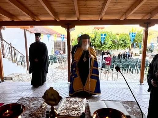 Ο δεσπότης Καλαβρύτων με λευκή γενειάδα και χρυσά άμφια τελεί ακολ…