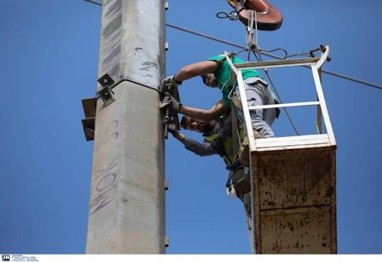 Προβολή της Ακράττας με σβησμένα φώτα κατά τη διακοπή ρεύματος