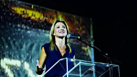 Αχαΐα: Ερχεται για πρώτη φορά εις διπλούν η Μαρία Καρυστιανού – Αποκλειστικές πληροφορίες του Patrapress 19 Η Μαρία Καρυστιάνου μιλάει σε εκδήλωση, πίσω της προβολή.