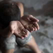 Πάτρα: Ρομά έφτυσε το ποτό και την πελάτισσα σε μαγαζί στο λιμάνι όταν δεν ανταποκρίθηκε σε ζητιανιά