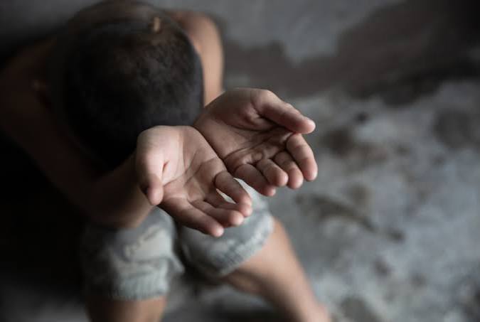 Πάτρα: Ρομά έφτυσε το ποτό και την πελάτισσα σε μαγαζί στο λιμάνι όταν δεν ανταποκρίθηκε σε ζητιανιά
