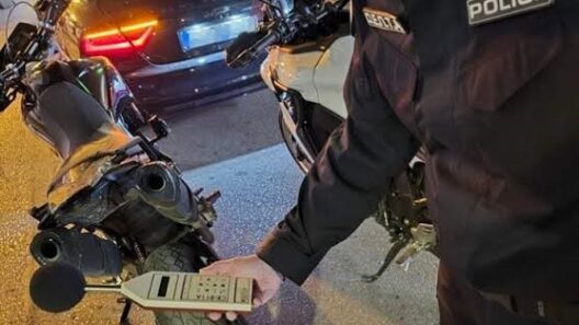 Αστυνομικός με ηχόμετρο ελέγχει τη στάθμη θορύβου μοτοσικλέτας.