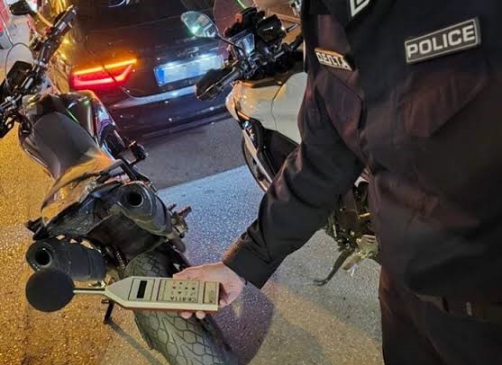 Κάτω Αχαΐα: Σύλληψη για γλέντι με μουσική στη διαπασών ΦΩΤΟ 4 Αστυνομικός με ηχόμετρο ελέγχει τη στάθμη θορύβου μοτοσικλέτας.