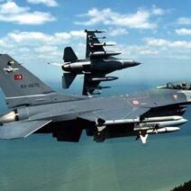 Δύο τουρκικά μαχητικά F-16 πετούν πάνω από τη θάλασσα.