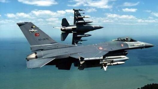 Δύο τουρκικά μαχητικά F-16 πετούν πάνω από τη θάλασσα.
