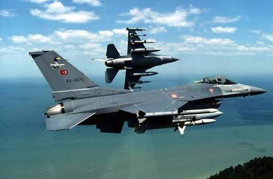 Δύο τουρκικά μαχητικά F-16 πετούν πάνω από τη θάλασσα.