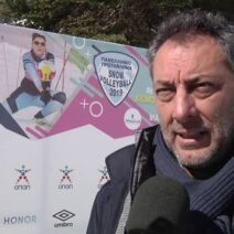 Άνδρας δίνει συνέντευξη στο Πανελλήνιο Πρωτάθλημα Snow Volleyball 2019.