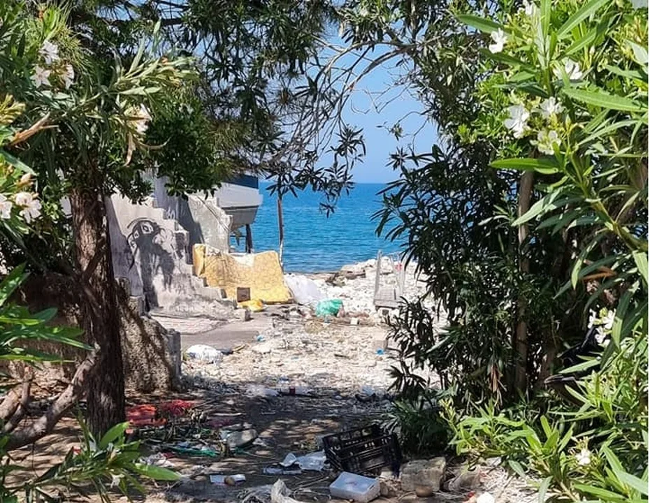 Πάτρα: Εγκατάλειψη και ξεραμένα φυτά στην παραλιακή της Ηρώων Πολυτεχνείου ΦΩΤΟ