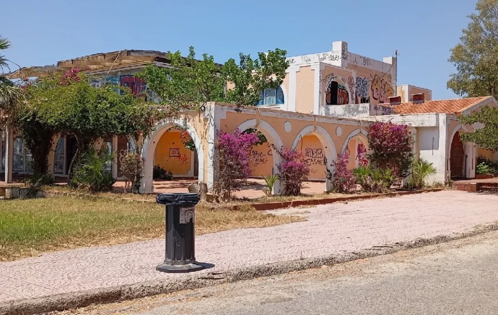 Εγκαταλελειμμένο κτίριο της πρώην καφετέριας «Λάγιου» στη Μαρίνα …