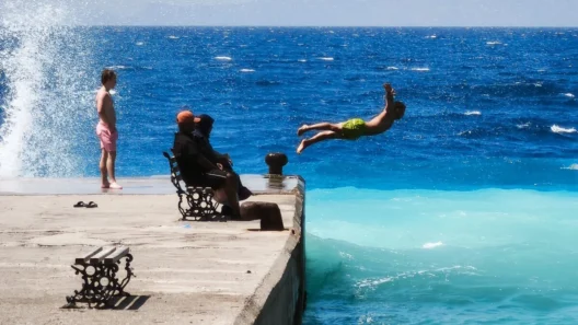 Αχαΐα: Αφόρητη ζέστη και ισχυροί άνεμοι σήμερα 12 Νεαρός πηδάει σε θάλασσα με δύο χρώματα από προβλήτα, με κύματα και…