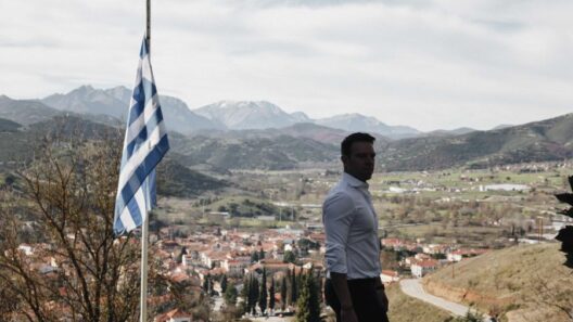 Καλάβρυτα: Αντίδραση του Κασσελάκη για τη σύμπτυξη τμημάτων στο Δημοτικό σχολείο 15 Ο Στέφανος Κασσελάκης με φόντο τα Καλάβρυτα και την ελληνική σημαία.