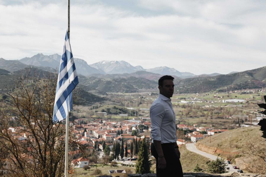 Ο Στέφανος Κασσελάκης με φόντο τα Καλάβρυτα και την ελληνική σημαία.