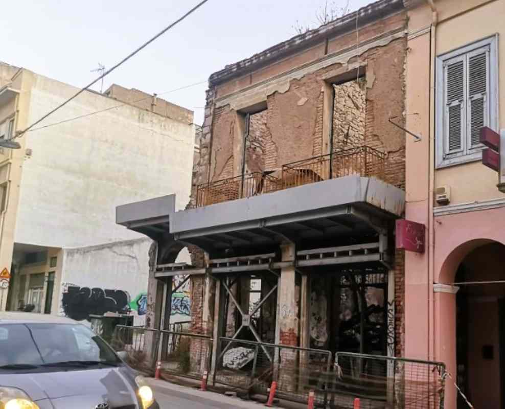 Πάτρα: «Πράσινο φως» για την κατεδάφιση του διατηρητέου στη Γερμανού που κάηκε ΦΩΤΟ