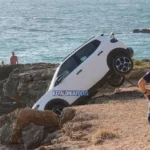 Κεφαλονιά: Αυτοκίνητο με οικογένεια «κρεμάστηκε» στους βράχους ΒΙΝΤΕΟ-ΦΩΤΟ