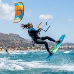 Αμμουδάρα: Εκανε kite surf και κατέληξε σε ταράτσα