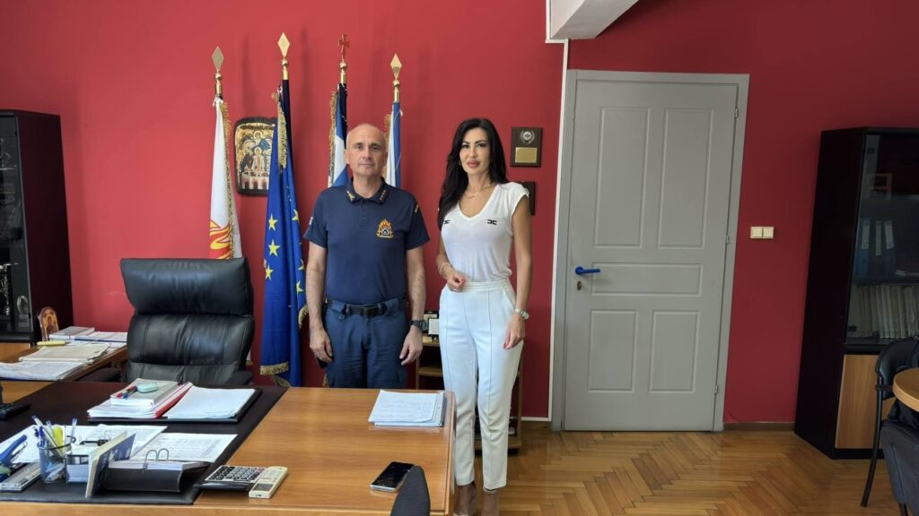 Πάτρα: Προσφορά νερού για τις ανάγκες των πυροσβεστών από την Ιωάννα Κολεβέντη ΦΩΤΟ 5 Πάτρα: Προσφορά νερού για τις ανάγκες των πυροσβεστών από την Ιωάννα Κολεβέντη ΦΩΤΟ