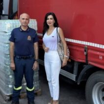 Πάτρα: Προσφορά νερού για τις ανάγκες των πυροσβεστών από την Ιωάννα Κολεβέντη ΦΩΤΟ 1 Πάτρα: Προσφορά νερού για τις ανάγκες των πυροσβεστών από την Ιωάννα Κολεβέντη ΦΩΤΟ