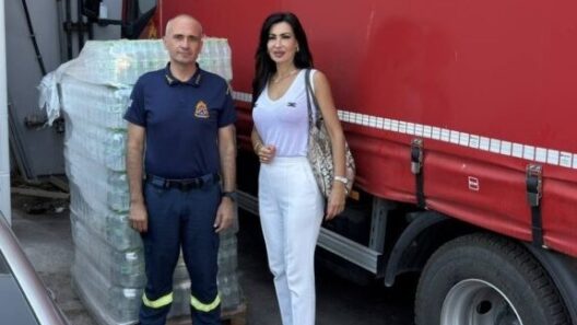 Πάτρα: Προσφορά νερού για τις ανάγκες των πυροσβεστών από την Ιωάννα Κολεβέντη ΦΩΤΟ