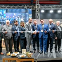 Εγκαίνια έκθεσης αγροδιατροφής με αξιωματούχους να κόβουν κορδέλα.