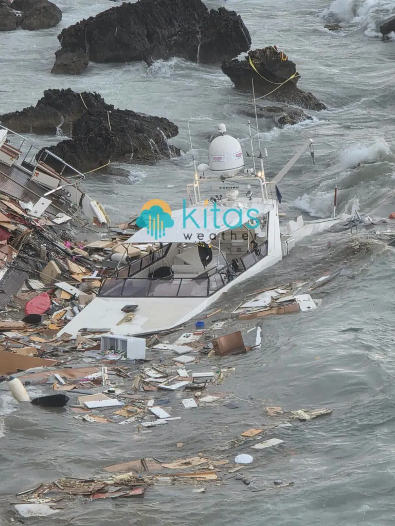Κύπρος: Νεκρός από σφοδρή θαλασσοταραχή - Σκάφη «τσακίστηκαν» σε βράχια ΦΩΤΟ - ΒΙΝΤΕΟ 6 Κύπρος: Νεκρός από σφοδρή θαλασσοταραχή - Σκάφη «τσακίστηκαν» σε βράχια ΦΩΤΟ - ΒΙΝΤΕΟ