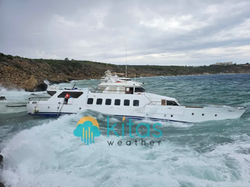 Κύπρος: Νεκρός από σφοδρή θαλασσοταραχή - Σκάφη «τσακίστηκαν» σε βράχια ΦΩΤΟ - ΒΙΝΤΕΟ 5 Κύπρος: Νεκρός από σφοδρή θαλασσοταραχή - Σκάφη «τσακίστηκαν» σε βράχια ΦΩΤΟ - ΒΙΝΤΕΟ