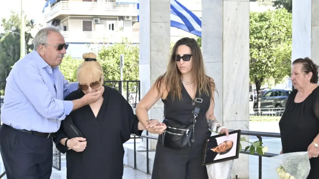 Χαλκιάς: Πλήθος κόσμου στο τελευταίο αντίο ΦΩΤΟ 5 Χαλκιάς: Πλήθος κόσμου στο τελευταίο αντίο ΦΩΤΟ