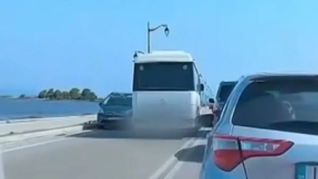 Λευκάδα: Παραλίγο τραγωδία με παράνομη προσπέραση λεωφορείου ΒΙΝΤΕΟ
