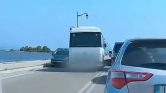 Λευκάδα: Παραλίγο τραγωδία με παράνομη προσπέραση λεωφορείου ΒΙΝΤΕΟ 13 Λευκάδα: Παραλίγο τραγωδία με παράνομη προσπέραση λεωφορείου ΒΙΝΤΕΟ