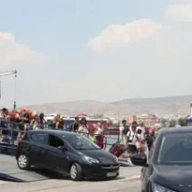 Επιστροφή στη βάση για χιλιάδες αδειούχους – Γέμισαν λιμάνια, δρόμοι και σταθμοί λεωφορείων