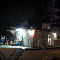 Λιμενικό σκάφος στη θάλασσα