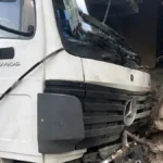 Μαγνησία: Φορτηγό «ισοπέδωσε» την είσοδο πολυκατοικίας