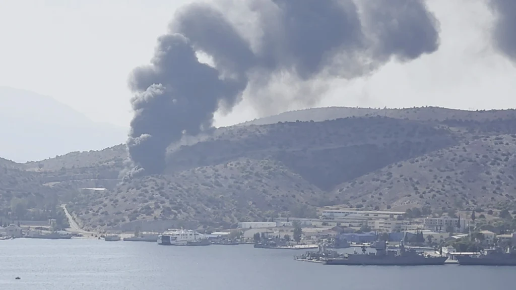 Σαλαμίνα: Φωτιά κοντά στον ναύσταθμο - Επιχειρούν εναέρια ΦΩΤΟ