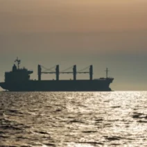 Bloomberg: Η Τουρκία περιορίζει τη διέλευση πλοίων προς τη Μαύρη Θάλασσα 