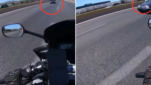 Μια Mercedes κινείται αντίθετα σε αυτοκινητόδρομο, όπως φαίνεται από τ…