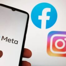 Λογότυπο Meta σε κινητό, με Facebook και Instagram στο παρασκήνιο.