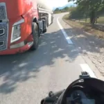 Αττική: Οδηγός βυτιοφόρου κάνει προσπέραση σε στροφή και από τύχη γλιτώνει μετωπική ΒΙΝΤΕΟ