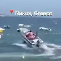 Νάξος: Χειριστής σκάφους έχασε τον έλεγχο και έπεσε σε βάρκες ΒΙΝΤΕΟ 1 Σκάφος χάνει τον έλεγχο και πέφτει σε άλλα σκάφη στη Νάξο.
