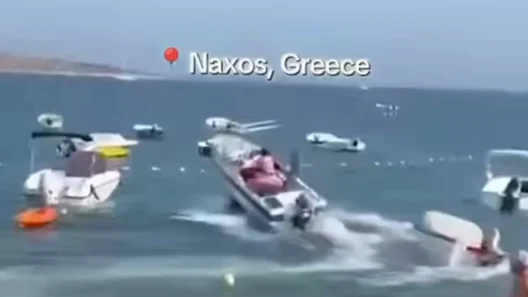Νάξος: Χειριστής σκάφους έχασε τον έλεγχο και έπεσε σε βάρκες ΒΙΝΤΕΟ 12 Σκάφος χάνει τον έλεγχο και πέφτει σε άλλα σκάφη στη Νάξο.