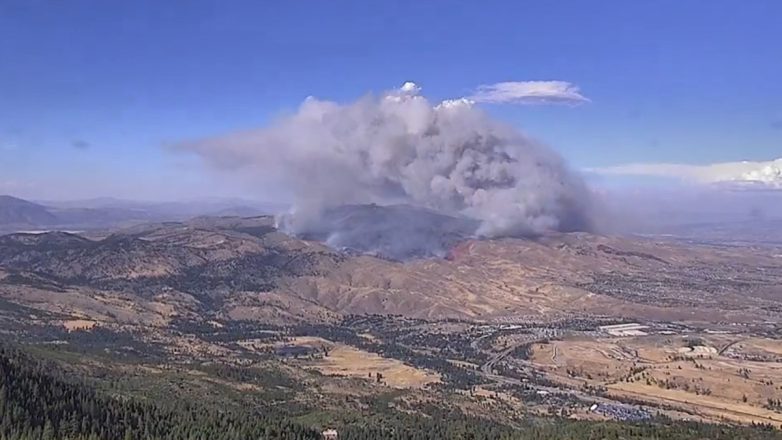 Πυρκαγιά στο Νεβάδα, ΗΠΑ, με καπνό και φλόγες στον ορίζοντα