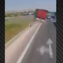 Τουρκία: Νταλίκα μπήκε στο αντίθετο ρεύμα και έπεσε σε ΙΧ ΒΙΝΤΕΟ