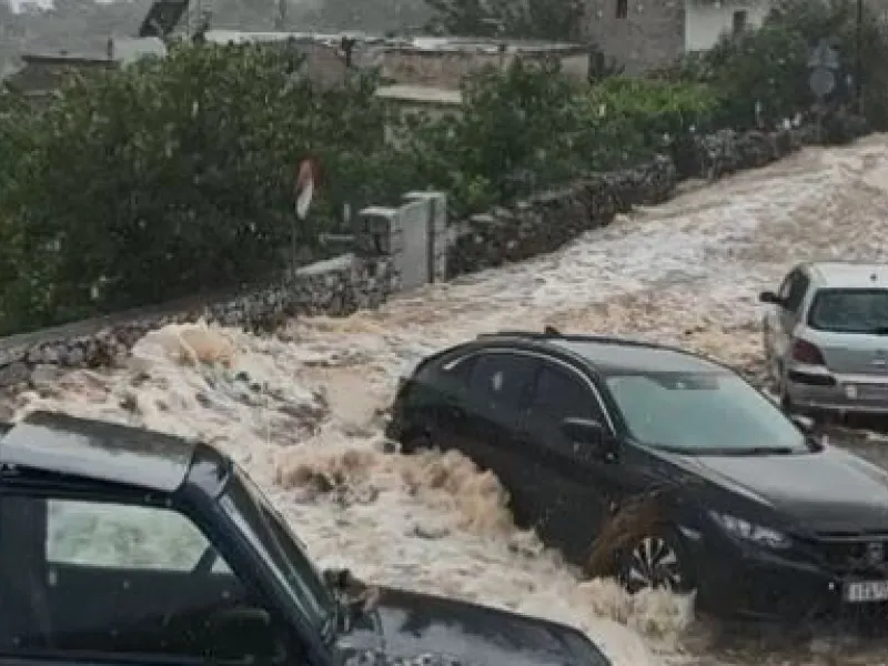 Ελλάδα: Στο έλεος των φαινομένων με φλόγες στη Σκύρο και πλημμύρες στη Μάνη ΒΙΝΤΕΟ-ΦΩΤΟ