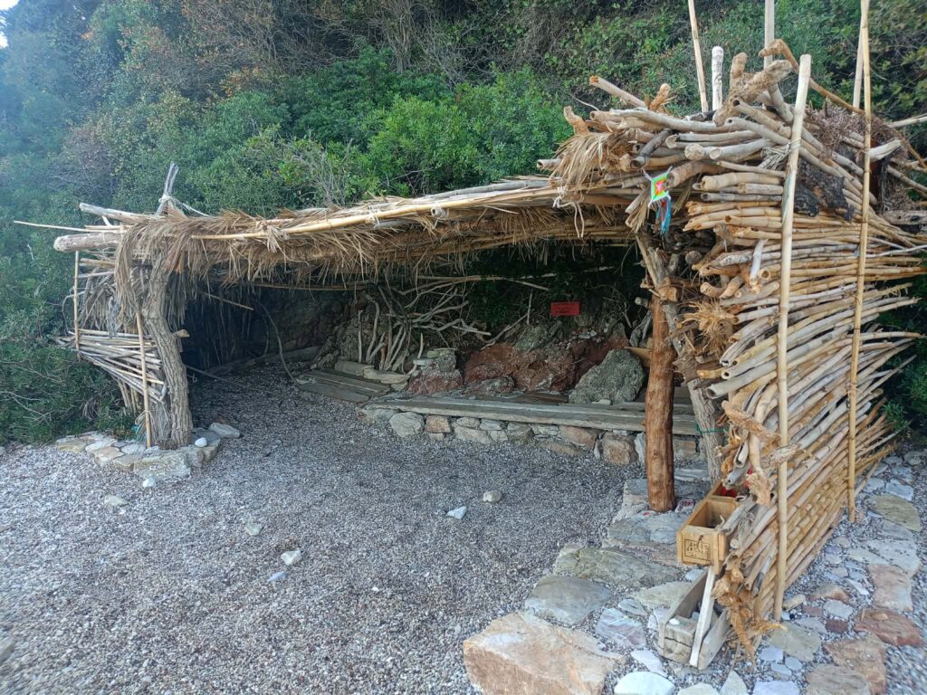 Ροδινή: Αυθαιρεσίες σε παραλία γυμνιστών «με τη συναίνεση της δημοτικής αρχής» ΦΩΤΟ