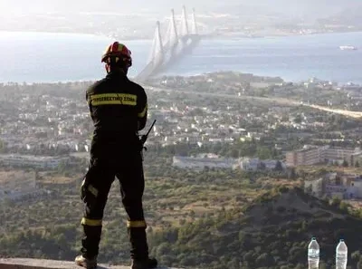 Πυροσβέστης στην Πάτρα κατά την περίοδο υψηλού κινδύνου πυρκαγιάς.