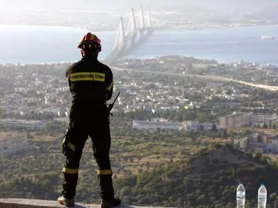 Πυροσβέστης στην Πάτρα κατά την περίοδο υψηλού κινδύνου πυρκαγιάς.