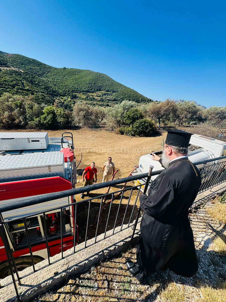 Αχαΐα: Ο Μητροπολίτης Πατρών στα μέτωπα των πυρκαγιών με συγκινητικά λόγια και δέηση ΦΩΤΟ