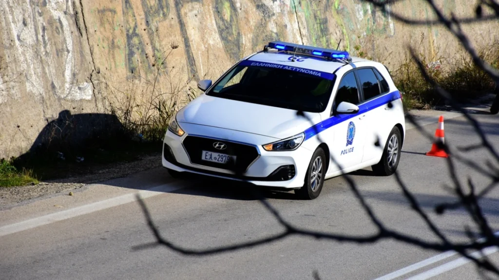 Περιπολικό της Ελληνικής Αστυνομίας με αναμμένους φάρους, σταματη…